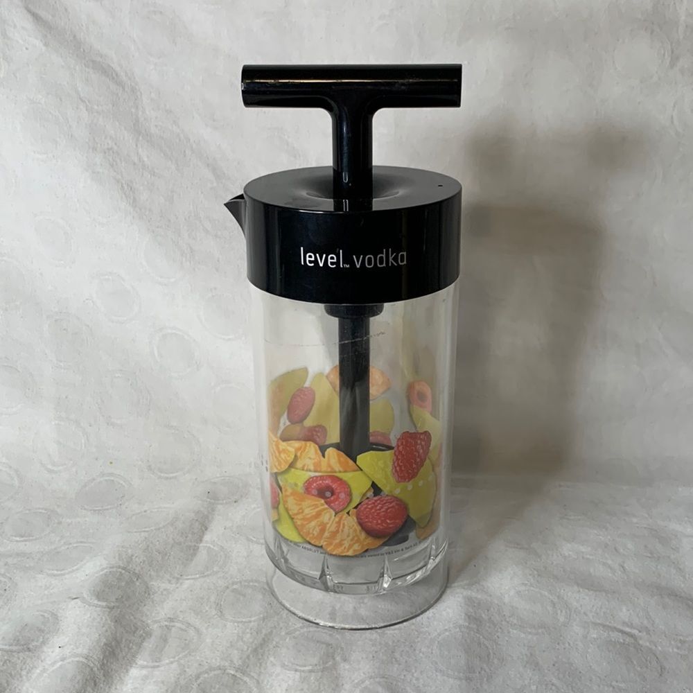NWOT Level Vodka Fruit Muller Cocktail Maker Strainer Flavor Infuser